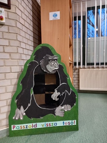 A Hírlapolvasóban kihelyezett gorillás gyűjtődobozba bárki bedobhatja a rossz telefonját.