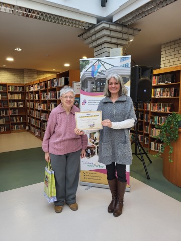 Kázsmér Ágnes könyvtárvezető átadta a nyereményt.