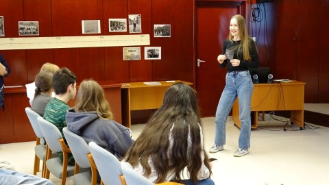 Érzékenyítő foglalkozás a tárlatvezetés után.