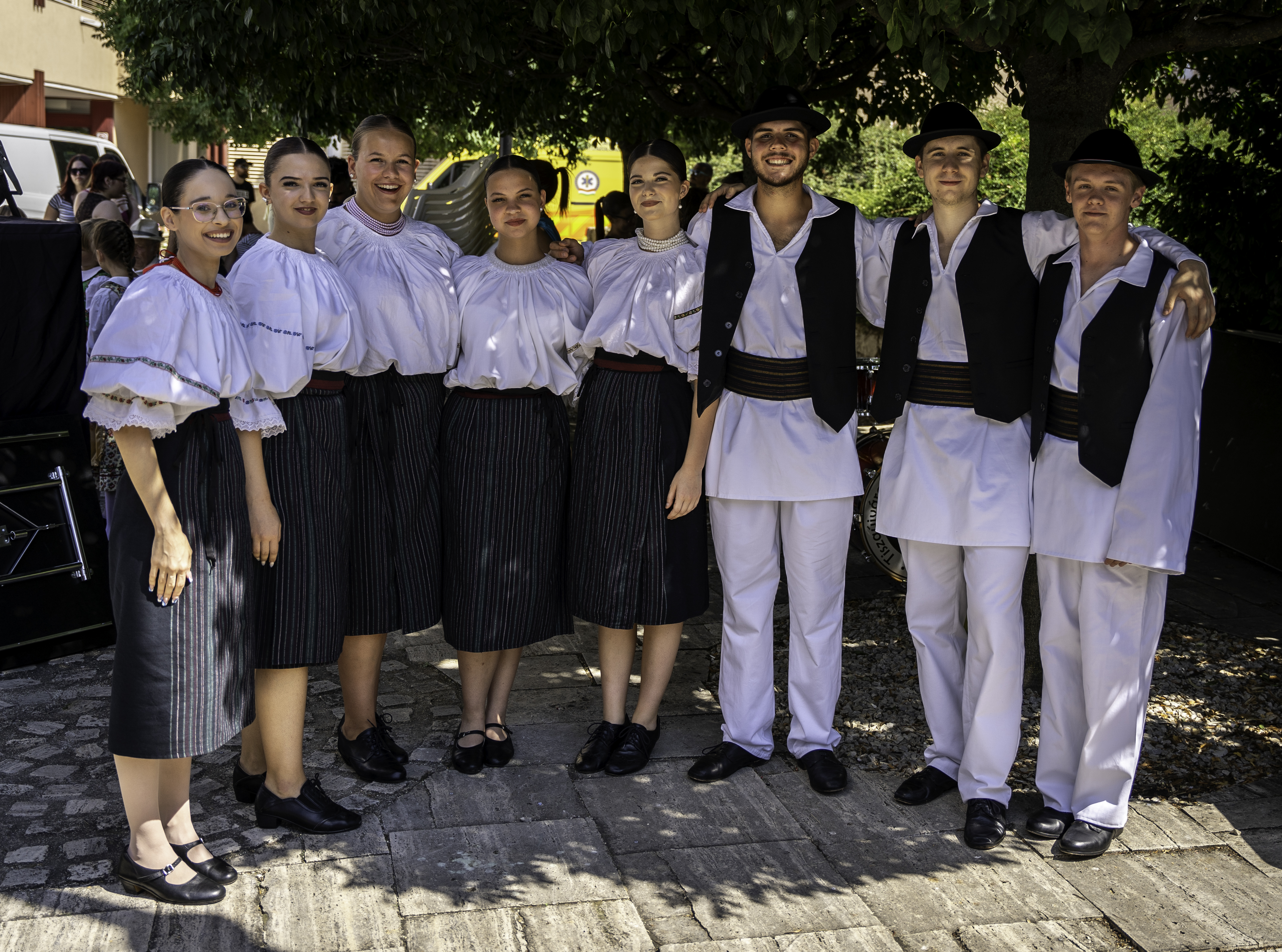 Kép Gyimesi viseletben